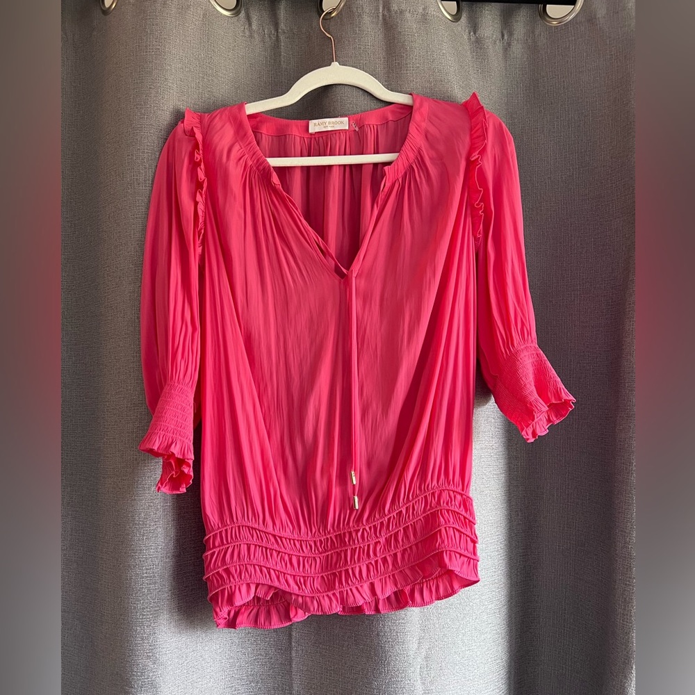 3/4 sleeve ruched coral top. Spring is here! ☀️🌸🌼